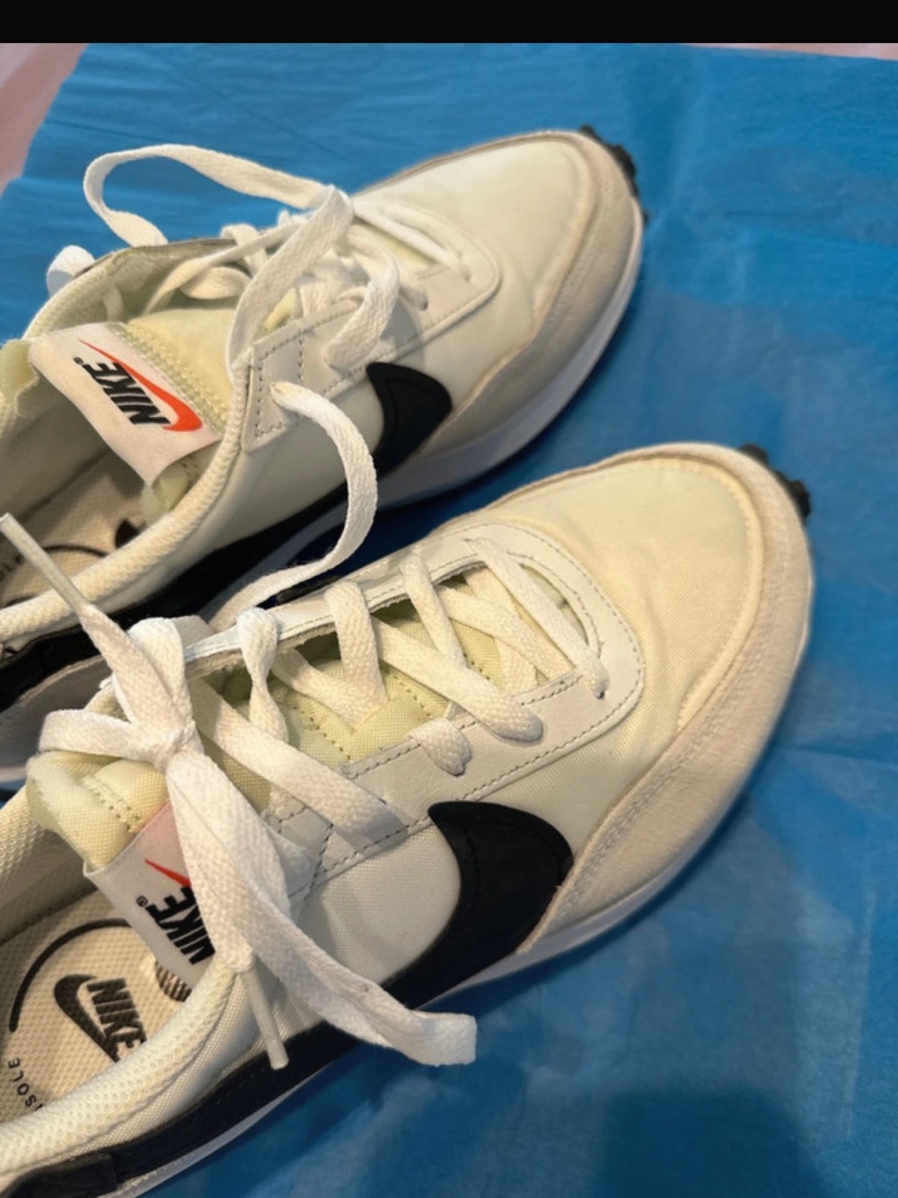 Nike mens White and Black Retro Runner Sneakers